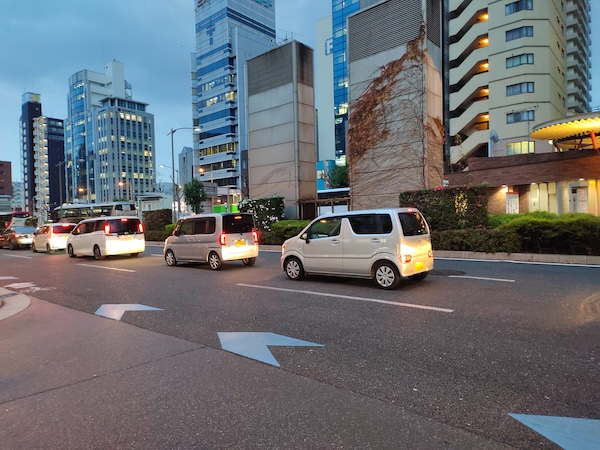 日本大阪街上的汽<span data-height=